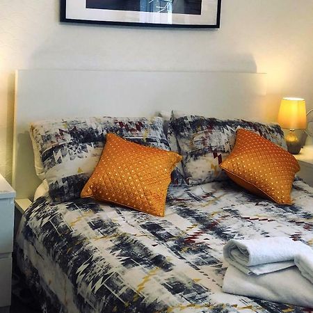 33Sm12 Dreams Unlimited Serviced Accommodations Staines Stanwell ภายนอก รูปภาพ